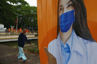 Setelah tiga hari diperbolehkan melepas masker terlihat warga di ruang terbuka beraktivitas tanpa mengunakan masker.