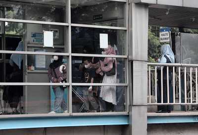 Penumpang menunggu bus Transjakarta di halte Garuda Taman Mini, Jakarta Timur, Sabtu (21/5/2022).