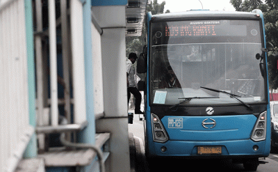 Penumpang menunggu bus Transjakarta di halte Garuda Taman Mini, Jakarta Timur, Sabtu (21/5/2022).