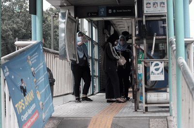 Penumpang menunggu bus Transjakarta di halte Garuda Taman Mini, Jakarta Timur, Sabtu (21/5/2022).