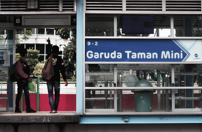 Penumpang menunggu bus Transjakarta di halte Garuda Taman Mini, Jakarta Timur, Sabtu (21/5/2022).