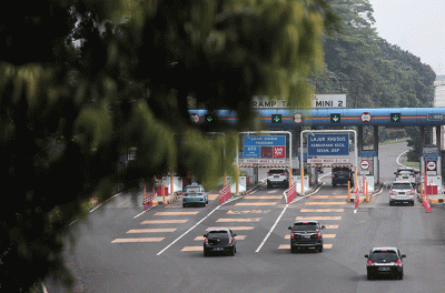 IDXChannel - Pengendara melintas di jalan tol Jagorawi kawasan TMII, Jakarta Timur, Sabtu (21/5/2022).  Pemerintah berencana menerapkan sistem transaksi tol tan