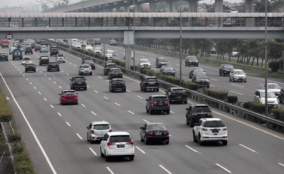 IDXChannel - Pengendara melintas di jalan tol Jagorawi kawasan TMII, Jakarta Timur, Sabtu (21/5/2022).  Pemerintah berencana menerapkan sistem transaksi tol tan
