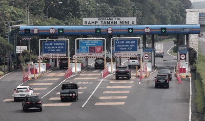 IDXChannel - Pengendara melintas di jalan tol Jagorawi kawasan TMII, Jakarta Timur, Sabtu (21/5/2022).  Pemerintah berencana menerapkan sistem transaksi tol tan