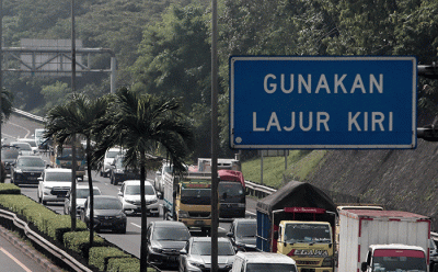 IDXChannel - Pengendara melintas di jalan tol Jagorawi kawasan TMII, Jakarta Timur, Sabtu (21/5/2022).  Pemerintah berencana menerapkan sistem transaksi tol tan