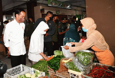 Presiden Joko Widodo didampingi Ibu Negara Iriana Joko Widodo menyapa warga saat mengunjungi Pasar Muntilan, Magelang, Jawa Tengah, Sabtu (21/5/2022).