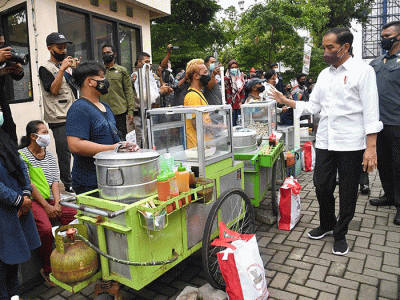 Presiden Joko Widodo didampingi Ibu Negara Iriana Joko Widodo menyapa warga saat mengunjungi Pasar Muntilan, Magelang, Jawa Tengah, Sabtu (21/5/2022).