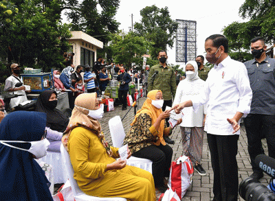 Presiden Joko Widodo didampingi Ibu Negara Iriana Joko Widodo menyapa warga saat mengunjungi Pasar Muntilan, Magelang, Jawa Tengah, Sabtu (21/5/2022).
