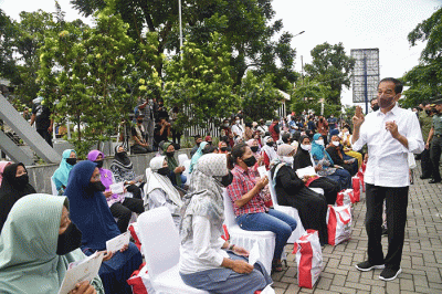 Presiden Joko Widodo didampingi Ibu Negara Iriana Joko Widodo menyapa warga saat mengunjungi Pasar Muntilan, Magelang, Jawa Tengah, Sabtu (21/5/2022).
