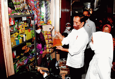Presiden Joko Widodo didampingi Ibu Negara Iriana Joko Widodo menyapa warga saat mengunjungi Pasar Muntilan, Magelang, Jawa Tengah, Sabtu (21/5/2022).