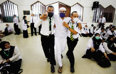 Petugas haji yang tergabung dalam Petugas Penyelenggara Ibadah Haji (PPIH) Arab Saudi tahun 2022 melakukan gladi posko di Asrama Haji Pondok Gede.