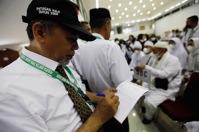 Petugas haji yang tergabung dalam Petugas Penyelenggara Ibadah Haji (PPIH) Arab Saudi tahun 2022 melakukan gladi posko di Asrama Haji Pondok Gede.