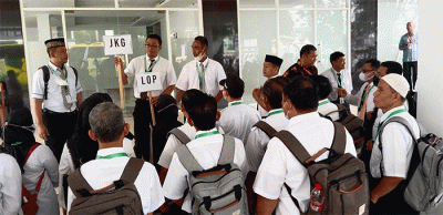 Petugas haji yang tergabung dalam Petugas Penyelenggara Ibadah Haji (PPIH) Arab Saudi tahun 2022 melakukan gladi posko di Asrama Haji Pondok Gede.