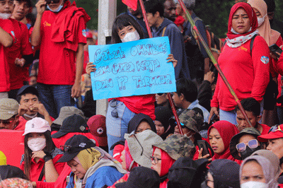 Massa aksi yang tergabung dalam Aliansi Gerakan Buruh Bersama Rakyat atau Gebrak saat menggelar aksi unjuk rasa di kawasan Patung Kuda, Jakarta Pusat.