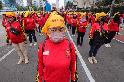 Massa aksi yang tergabung dalam Aliansi Gerakan Buruh Bersama Rakyat atau Gebrak saat menggelar aksi unjuk rasa di kawasan Patung Kuda, Jakarta Pusat.