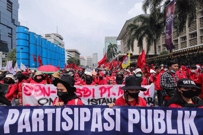 Massa aksi yang tergabung dalam Aliansi Gerakan Buruh Bersama Rakyat atau Gebrak saat menggelar aksi unjuk rasa di kawasan Patung Kuda, Jakarta Pusat.
