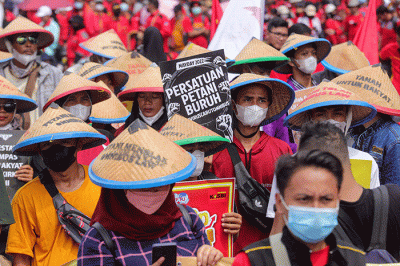 Massa aksi yang tergabung dalam Aliansi Gerakan Buruh Bersama Rakyat atau Gebrak saat menggelar aksi unjuk rasa di kawasan Patung Kuda, Jakarta Pusat.