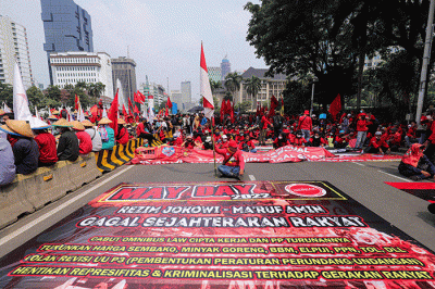 Massa aksi yang tergabung dalam Aliansi Gerakan Buruh Bersama Rakyat atau Gebrak saat menggelar aksi unjuk rasa di kawasan Patung Kuda, Jakarta Pusat.