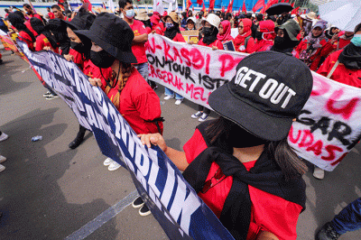 Massa aksi yang tergabung dalam Aliansi Gerakan Buruh Bersama Rakyat atau Gebrak saat menggelar aksi unjuk rasa di kawasan Patung Kuda, Jakarta Pusat.