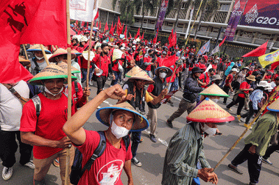Massa aksi yang tergabung dalam Aliansi Gerakan Buruh Bersama Rakyat atau Gebrak saat menggelar aksi unjuk rasa di kawasan Patung Kuda, Jakarta Pusat.