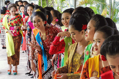 Founder Belantara budaya Indonesia, Diah Kusumawardani (tengah) saat Parade Fashion Show dalam rangkaian Bulan Kebangkitan di Museum Kebangkitan Nasional.