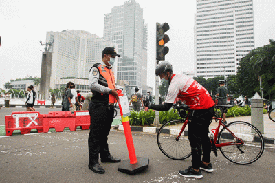 Sejumlah warga berolahraga di kawasan Bundaran HI, Jakarta Pusat, Minggu (22/5/2022).