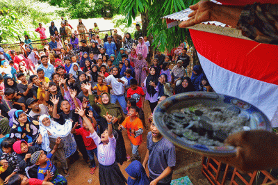 Suasana pesta adat di halaman Rumah Adat Tu Barania Ri Sudiang, Makassar, Minggu (22/5/2022).