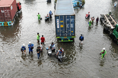 Banjir rob menerjang sejumlah daerah di wilayah Kecamatan Semarang Utara, Kota Semarang, Jawa Tengah, Senin (23/5/2022).