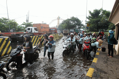Banjir rob menerjang sejumlah daerah di wilayah Kecamatan Semarang Utara, Kota Semarang, Jawa Tengah, Senin (23/5/2022).
