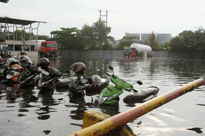 Banjir rob menerjang sejumlah daerah di wilayah Kecamatan Semarang Utara, Kota Semarang, Jawa Tengah, Senin (23/5/2022).