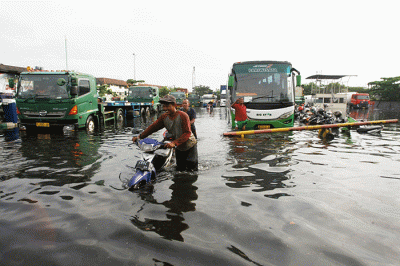Banjir rob menerjang sejumlah daerah di wilayah Kecamatan Semarang Utara, Kota Semarang, Jawa Tengah, Senin (23/5/2022).