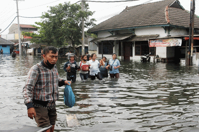 Banjir rob menerjang sejumlah daerah di wilayah Kecamatan Semarang Utara, Kota Semarang, Jawa Tengah, Senin (23/5/2022).