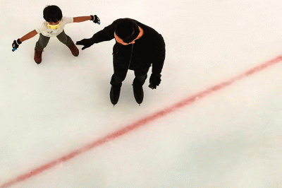 Sejumlah pengunjung tetap menggunakan masker dan menjalani aturan protokol kesehatan saat bermain ice skating yang berada di Pusat Perbelanjaan.