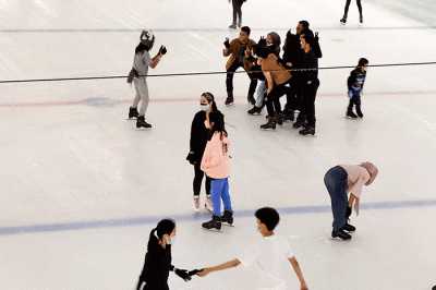 Sejumlah pengunjung tetap menggunakan masker dan menjalani aturan protokol kesehatan saat bermain ice skating yang berada di Pusat Perbelanjaan.