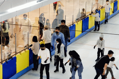 Sejumlah pengunjung tetap menggunakan masker dan menjalani aturan protokol kesehatan saat bermain ice skating yang berada di Pusat Perbelanjaan.
