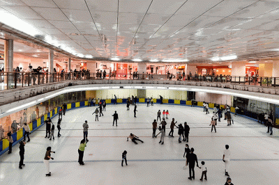 Sejumlah pengunjung tetap menggunakan masker dan menjalani aturan protokol kesehatan saat bermain ice skating yang berada di Pusat Perbelanjaan.