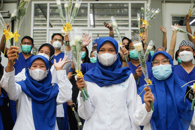 Sejumlah pengurus dan anggota Angkatan Muda Partai Golkar (AMPG) membagikan bunga secara simbolis sebagai tanda terima kasih kepada nakes di RS Pusat Pertamina.