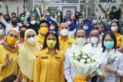Sejumlah pengurus dan anggota Angkatan Muda Partai Golkar (AMPG) membagikan bunga secara simbolis sebagai tanda terima kasih kepada nakes di RS Pusat Pertamina.