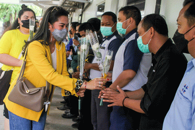 Sejumlah pengurus dan anggota Angkatan Muda Partai Golkar (AMPG) membagikan bunga secara simbolis sebagai tanda terima kasih kepada nakes di RS Pusat Pertamina.
