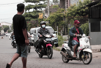 Warga beraktivitas di kawasan Kota Bekasi, Jawa Barat, Selasa (24/5/2022).
