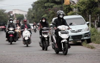 Warga beraktivitas di kawasan Kota Bekasi, Jawa Barat, Selasa (24/5/2022).