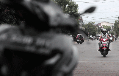 Warga beraktivitas di kawasan Kota Bekasi, Jawa Barat, Selasa (24/5/2022).