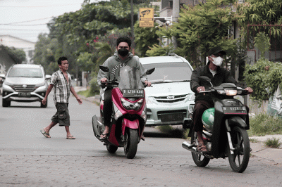 Warga beraktivitas di kawasan Kota Bekasi, Jawa Barat, Selasa (24/5/2022).