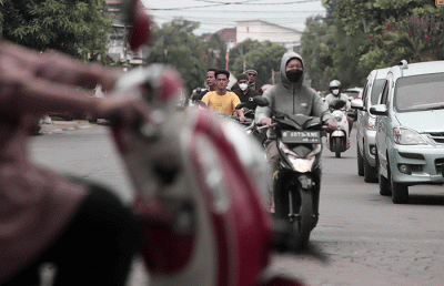 Warga beraktivitas di kawasan Kota Bekasi, Jawa Barat, Selasa (24/5/2022).