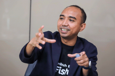 Co-Founder & Chief Internal Operations Officer eFishery, Chrisna Aditya Wardani saat sesi wawancara di kawasan Dago Pakar, Bandung, Jawa Barat.