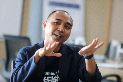 Co-Founder & Chief Internal Operations Officer eFishery, Chrisna Aditya Wardani saat sesi wawancara di kawasan Dago Pakar, Bandung, Jawa Barat.