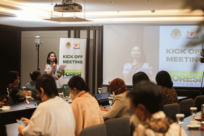 Wakil Ketua Umum Bidang Lingkungan Hidup dan Kehutanan KADIN, Silverius Oscar Unggul saat memaparkan program Regenerative Forest Bussines Sub Hub.
