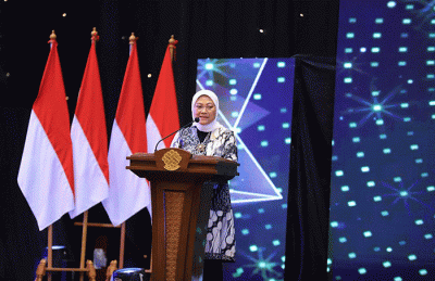 Menteri Ketenagakerjaan Ida Fauziyah menyerahkan penghargaan Pembina Keselamatan dan Kesehatan Kerja (K3) Terbaik kepada 15 Gubernur di Jakarta.