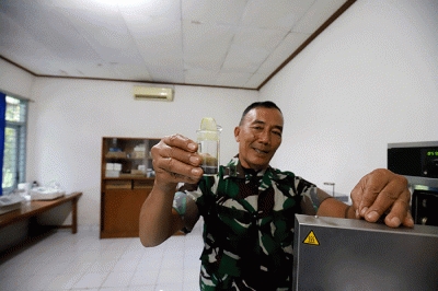 Prajurit TNI dari Laboratorium Litbang TNI AD menjelaskan peralatan canggih untuk memastikan kelengkapan prajurit TNI lolos uji kompetensi di Batujajar.