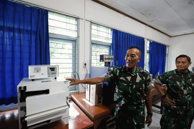 Prajurit TNI dari Laboratorium Litbang TNI AD menjelaskan peralatan canggih untuk memastikan kelengkapan prajurit TNI lolos uji kompetensi di Batujajar.